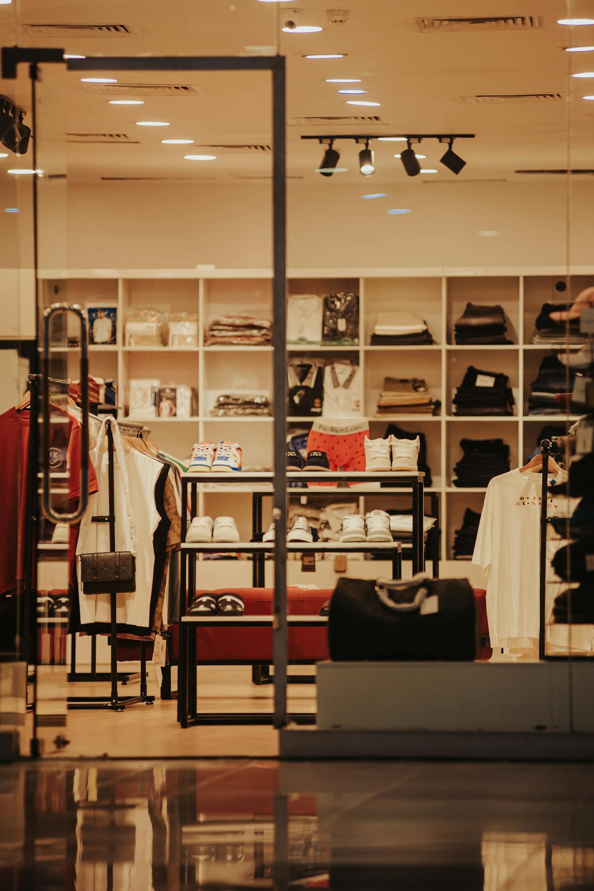 Modernes Bekleidungsgeschäft mit Spotlight-Beleuchtung und Schaufenster-Display — Beispielbild Retail-Reinigung.